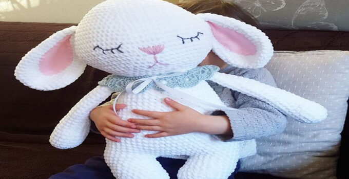 Elaborando un Adorable Conejito Blanco Amigurumi Patrón Gratuito y Paso a Paso